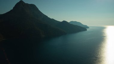 Türkiye sahilinde gündoğumu silueti