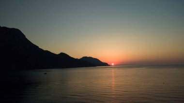 Türkiye sahilinde gündoğumu silueti