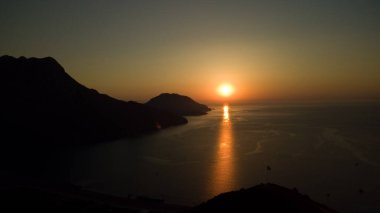 Türkiye sahilinde gündoğumu silueti