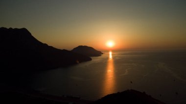 Türkiye sahilinde gündoğumu silueti