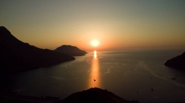 Türkiye sahilinde gündoğumu silueti