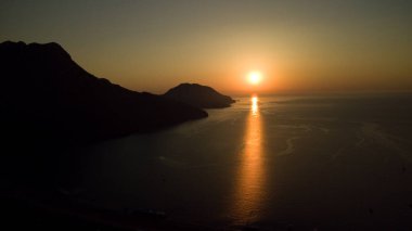 Türkiye sahilinde gündoğumu silueti