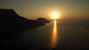 Türkiye sahilinde gündoğumu silueti