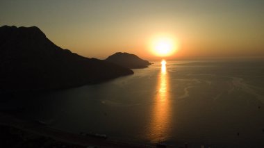 Türkiye sahilinde gündoğumu silueti