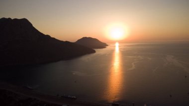 Türkiye sahilinde gündoğumu silueti