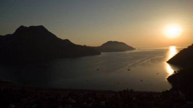 Türkiye sahilinde gündoğumu silueti