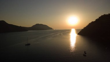 Türkiye sahilinde gündoğumu silueti