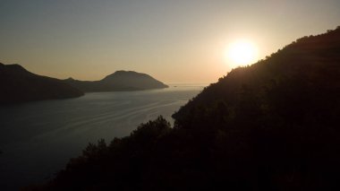 Türkiye sahilinde gündoğumu silueti