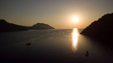 Türkiye sahilinde gündoğumu silueti