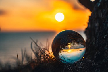 Letonya 'da yaz mevsiminde günbatımında Lensball