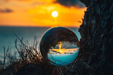 Letonya 'da yaz mevsiminde günbatımında Lensball