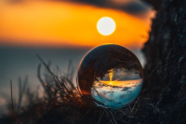 Letonya 'da yaz mevsiminde günbatımında Lensball