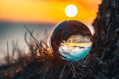 Letonya 'da yaz mevsiminde günbatımında Lensball