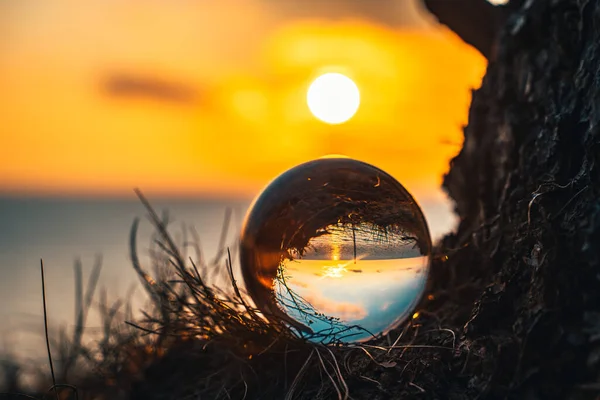 Letonya 'da yaz mevsiminde günbatımında Lensball