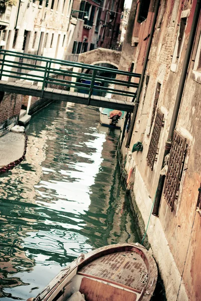 Gran canal y góndola en un día soleado. — Foto de Stock