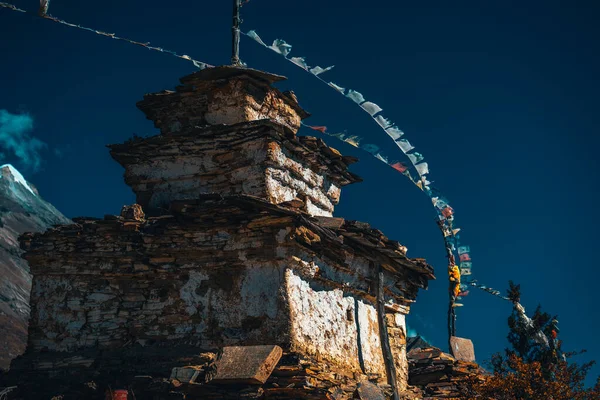 Buddyjska gompa i flagi modlitewne w Himalajach, Nepal — Zdjęcie stockowe