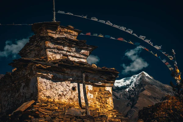 Gompa budista y banderas de oración en las montañas del Himalaya, Nepal — Foto de Stock