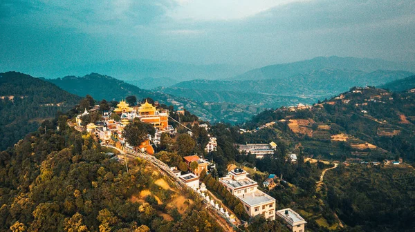 네 팔의 히말라야 산맥에 자리잡은 불교 수도원과 눈덮인 봉우리 — 스톡 사진