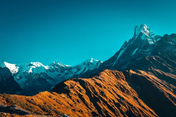 Machapuchare snötäckta topp i Himalaya bergen, Nepal — Stockfoto