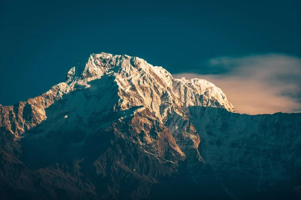 Annapurna snötäckta topp i Himalaya bergen, Nepal — Stockfoto