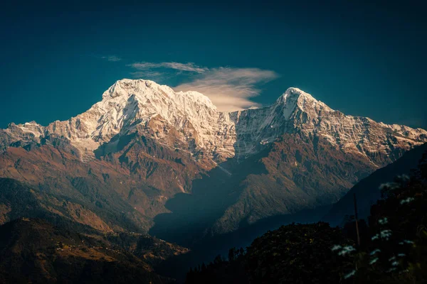 Solnedgång ovanför Annapurna dalen Himalayn berg nära Machapuchare Mardi Himal spår i Himalaya bergen — Stockfoto