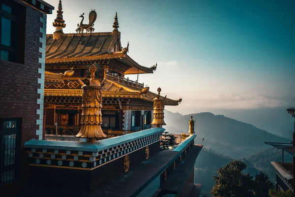 Západ slunce nad údolím buddhistický klášter Nepál v horách Himálaje Stock Snímky