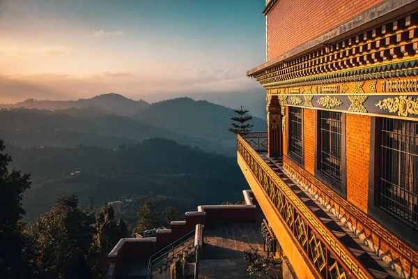 Puesta de sol sobre el valle Monasterio budista Nepal en las montañas del Himalaya Imagen De Stock