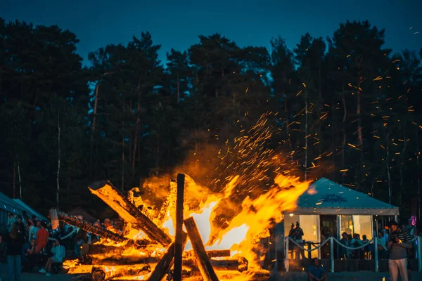 Puesta de sol en la costa de piedra del mar Báltico, en Letonia Jurmala Ligo noche Fotos De Stock