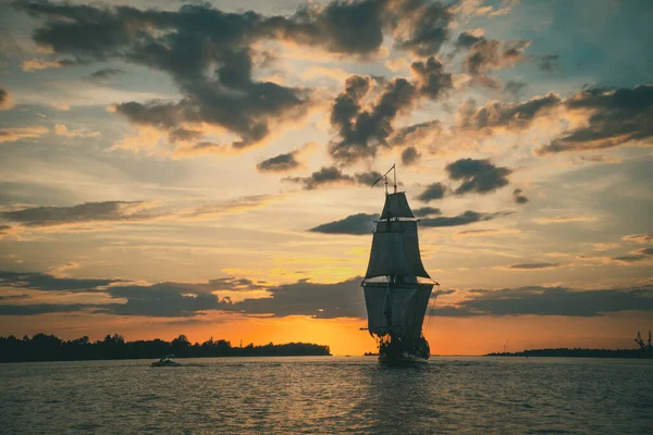 O fragata Shtandar em tempo calmo vela horário de pôr do sol Riga Letónia — Fotografia de Stock