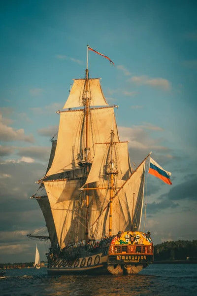 O fragata Shtandar em tempo calmo vela horário de pôr do sol Riga Letónia — Fotografia de Stock