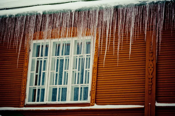 Snow, Icicles and Ice Dam on Roof and Gutter window — Stock Photo, Image