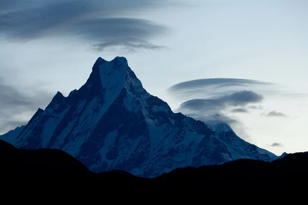 Mount Machapuchare veya balık kuyruğu Nepal gündoğumu