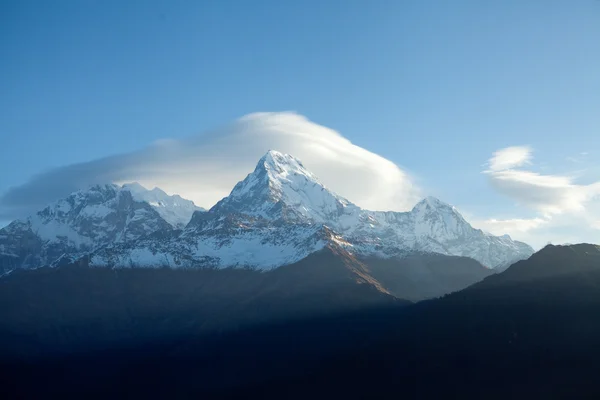 Monte pico Annapurna Sur Al amanecer en el Himalaya —  Fotos de Stock