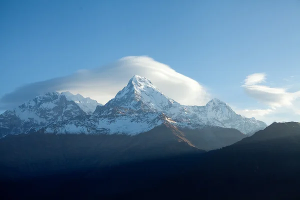 Monte pico Annapurna Sur Al amanecer en el Himalaya — Foto de Stock