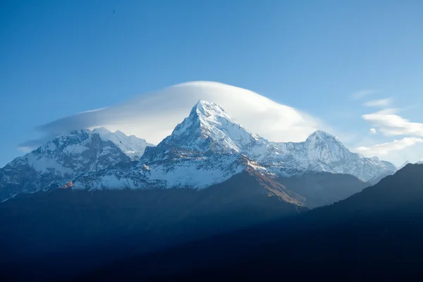 登上峰顶安纳布尔纳南在日出在喜马拉雅山 — 图库照片