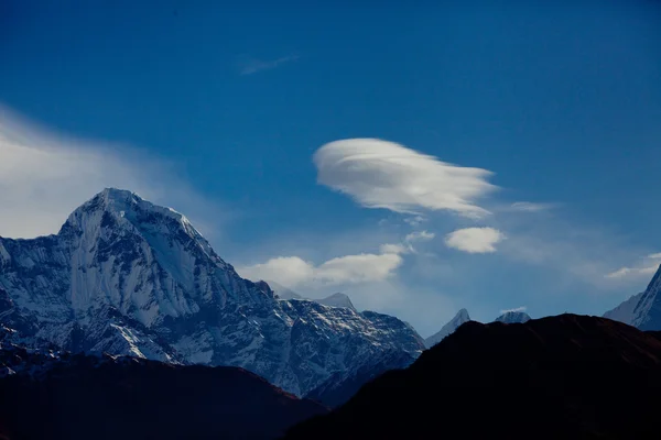 Luchtschip in de bergen van de Himalaya — Stockfoto