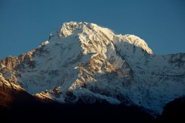 Dağ tepe gündoğumu Himalayalar, Annapurna Güney içinde