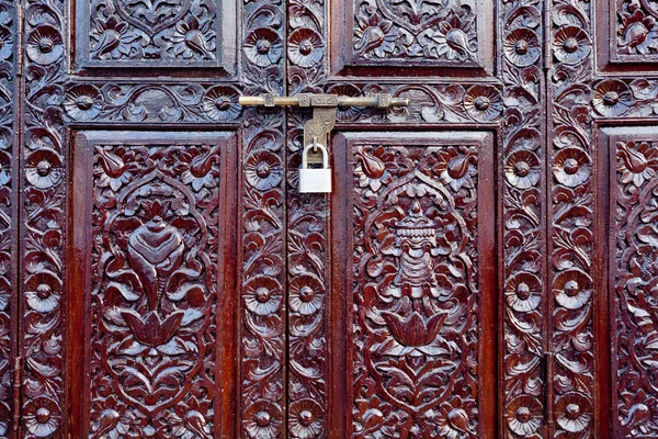 Budist stupa Boudhanath Yakındaki manastırda renkli kapı süsleme