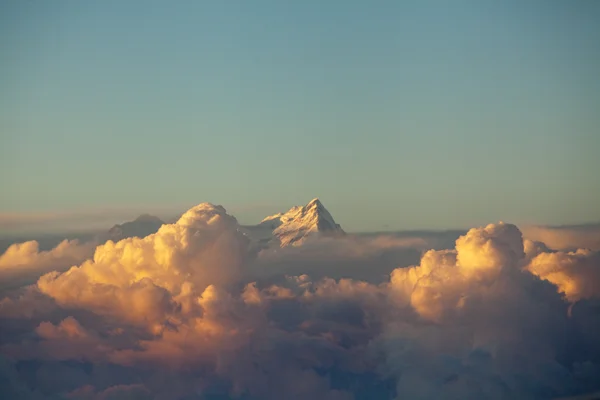 Orange clouds colorful sunset in sky cloudscape in Himalayan range — Stock Photo, Image