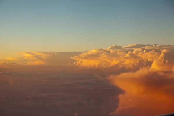 Pomarańczowe chmury kolorowy zachód słońca w niebo cloudscape w Himalajach zakresie — Zdjęcie stockowe