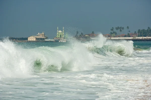 Velké vlny na pobřeží Indického oceánu Kerala — Stock fotografie