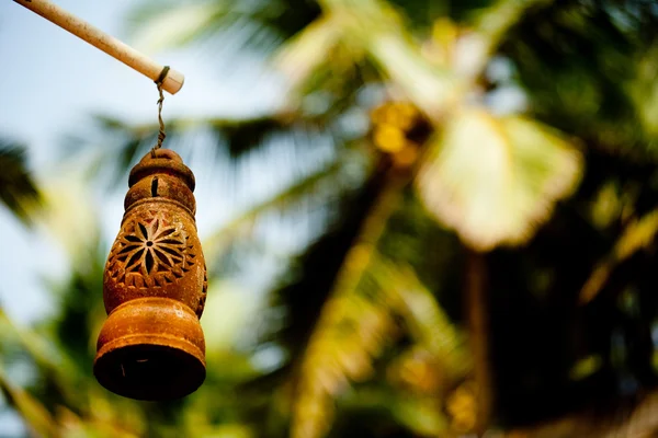 Глиняна лампа і пальма — стокове фото