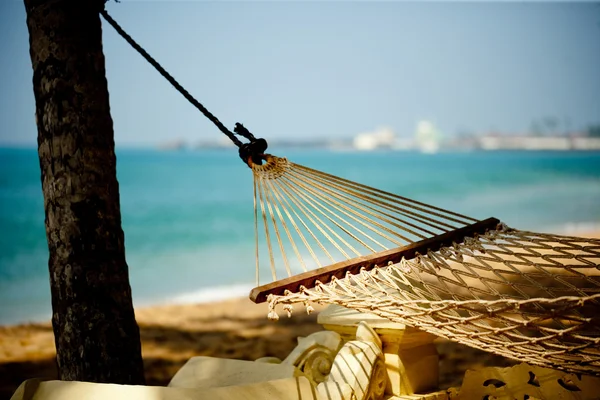 Hängmatta avkoppling på stranden och havet — Stockfoto