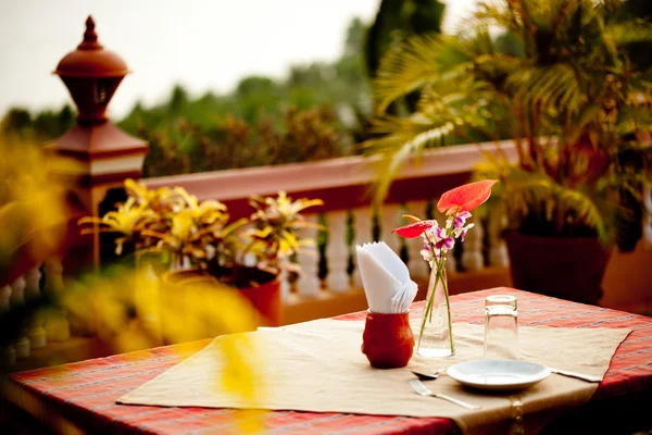 Ajuste de mesa de banquete con flores en el restaurante Garden Patio —  Fotos de Stock