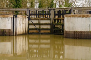 Nehir Medway, Maidstone Kent yakınındaki Yalding kilit