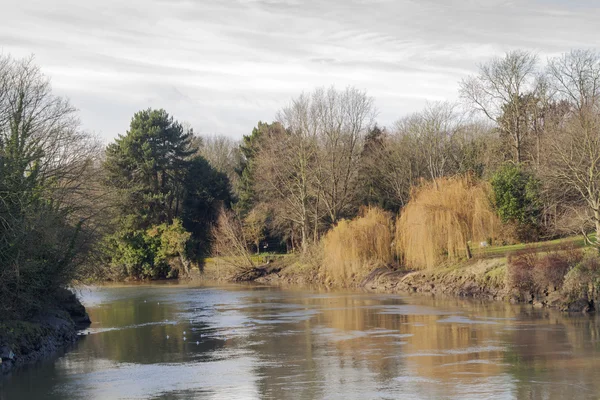 Britse platteland rivier Medway Aylesford in de buurt van Maidstone in Kent — Stockfoto