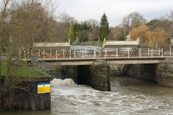 Uk countryside Yalding Kent weir — Stock Photo, Image