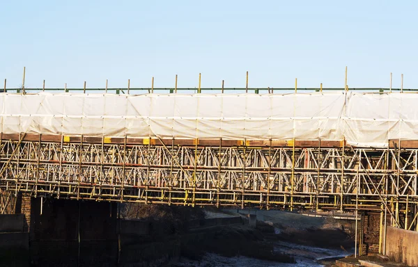 Byggnadsställningar som täcker järnvägsbro — Stockfoto