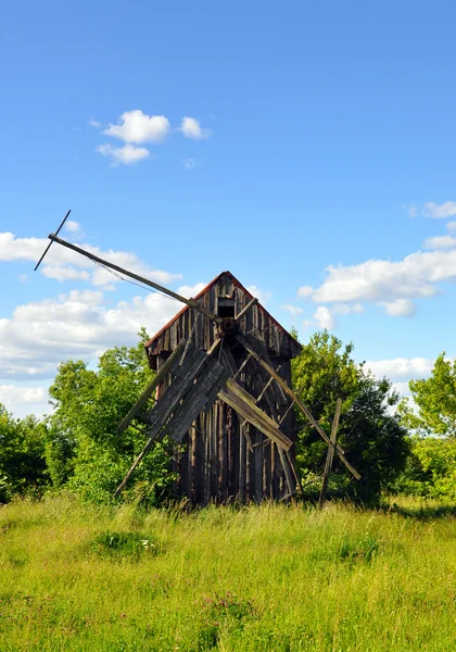 Rovine di un vecchio mulino nell'erba verde — Foto Stock