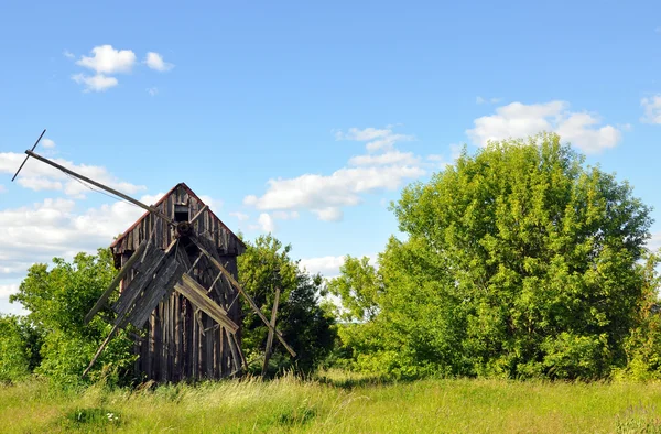 Ruinen einer alten Mühle im grünen Gras — Stockfoto